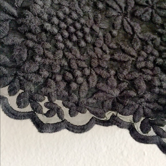 ✨Embroidered short shorts by Forever 21 - Size M✨ - Picture 3 of 5